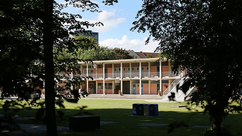 Das Umkleidengebäude des Ungererbads - herrlichste 50er Jahre. Das Umkleidengebäude des Ungererbads - herrlichste 50er Jahre.
