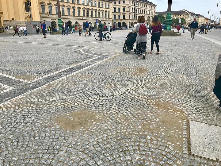 Auch auf dem Odeonsplatz sind die Schmutz-Spuren der IAA noch da.