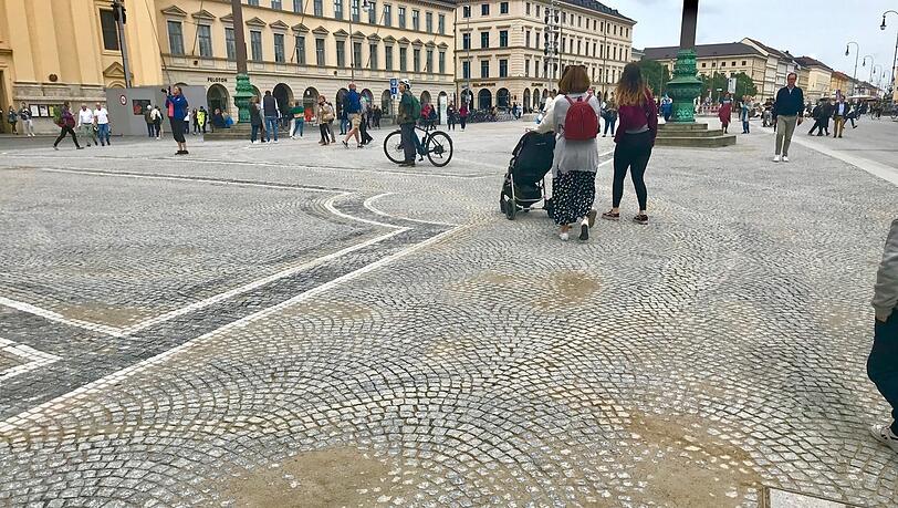 Auch auf dem Odeonsplatz sind die Schmutz-Spuren der IAA noch da. Auch auf dem Odeonsplatz sind die Schmutz-Spuren der IAA noch da.