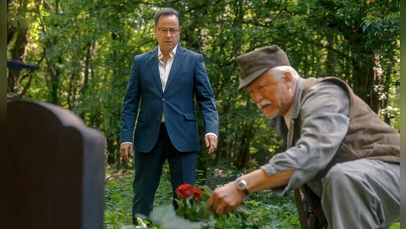 "Versunkene Gräber": Joachim Vernau (Jan Josef Liefers, l.) folgt Marek Jankowski (Wiesław Zanowicz) über den alten Friedhof.