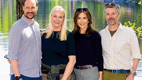 Kronprinz Haakon von Norwegen und Ehefrau Mette-Marit neben Königin Mary und König Frederik von Dänemark auf ihrem Ausflug im Nationalpark Østmarka (v.l.n.r.).