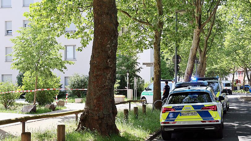 Ein Streit unter Nachbarn in Aschaffenburg ist eskaliert. Ein 38 Jahre alter Mann zeigte nach Polizeiangaben auf dem Balkon provokativ eine Schusswaffe.