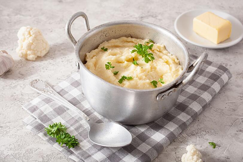 Anstatt Kartoffeln, lassen sich auch Blumenkohlr&ouml;schen zu einem P&uuml;ree stampfen oder mixen. Die vor allem bei Kindern beliebte Beilage bekommt damit einen neuen Geschmack und l&auml;sst sich auch in Kombination mit Kartoffeln servieren. Einfach die vorgekochten R&ouml;schen mit Butter, Frischk&auml;se und Gew&uuml;rzen p&uuml;rieren.