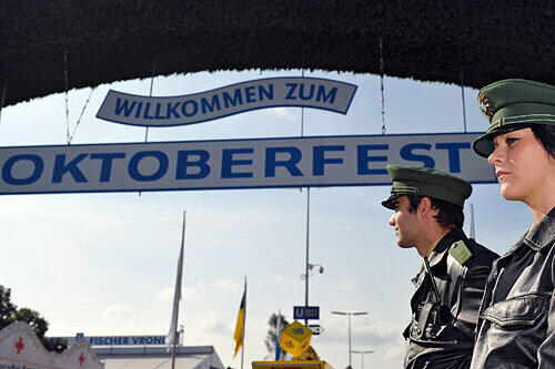 Polizei vor dem Eingang zum Festgelände