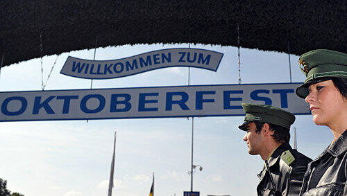 Polizei vor dem Eingang zum Festgelände Polizei vor dem Eingang zum Festgelände