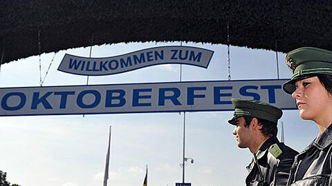 Polizei vor dem Eingang zum Festgelände