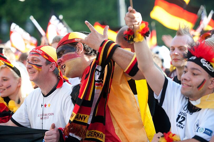 Partylaune im ganzen Land! Die deutsche Elf steht im EM-Halbfinale! Hier gibts die Bilder vom Public Viewing!
