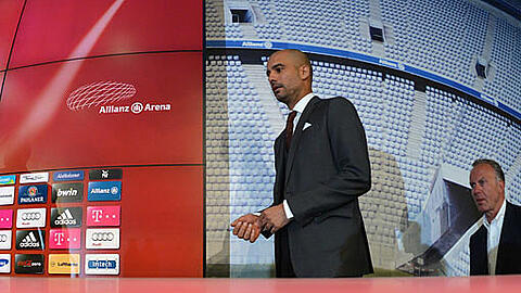 Der Antritt: Pep Guardiola betritt das Pressezentrum in der Allianz Arena.
