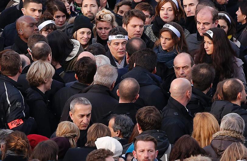 Tränen, Wut, grenzenlose Trauer: Angehörige und Freunde beim Solidaritätsmarsch gegen den Terror und im Gedenken an die 12 Opfer der Anschläge und Geiselnahmen in Paris. Die bewegenden Bilder...