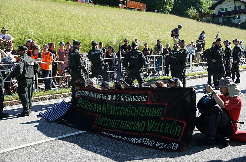 In Garmisch-Partenkirchen haben mehr als 100 G7-Gegner versucht, die Bundesstraße 2 zu blockieren.