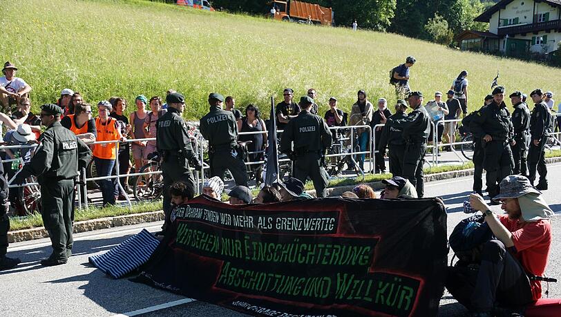In Garmisch-Partenkirchen haben mehr als 100 G7-Gegner versucht, die Bundesstraße 2 zu blockieren. In Garmisch-Partenkirchen haben mehr als 100 G7-Gegner versucht, die Bundesstraße 2 zu blockieren.