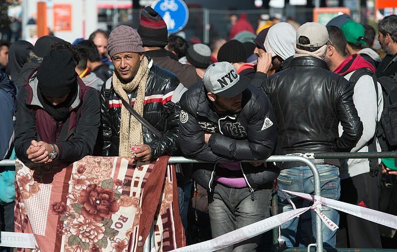 Der Zustrom von Flüchtlingen an der österreichisch-deutschen Grenze reißt nicht ab.