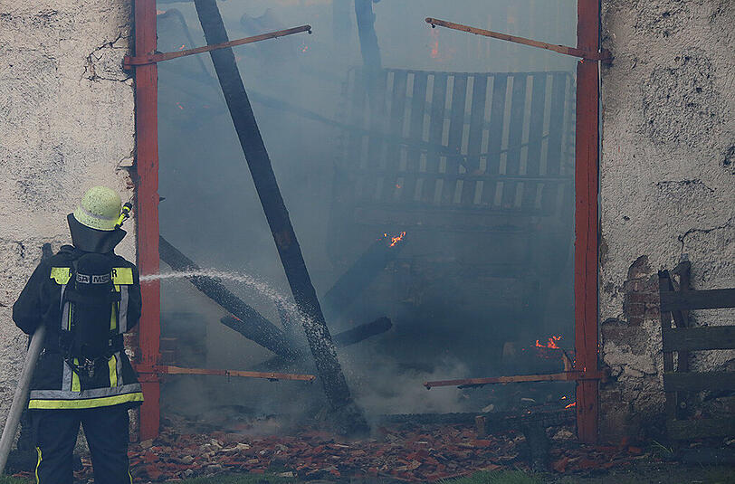 Großeinsatz der Feuerwehr am Donnerstagnachmittag: In Lafering brannte ein großes Stallgebäude komplett aus, der Sachschaden ist enorm. Die Bilder.
