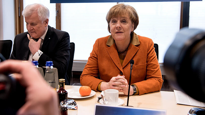 Der bayerische Ministerpräsident Horst Seehofer (CSU) und Bundeskanzlerin Angela Merkel nehmen in München (Bayern) am Spitzentreffen von CDU und CSU in die CSU-Parteizentrale teil. Die Parteispitzen von CDU und CSU kommen zusammen, um inhaltliche Schwerpunkte für den Bundestagswahlkampf abzustimmen.