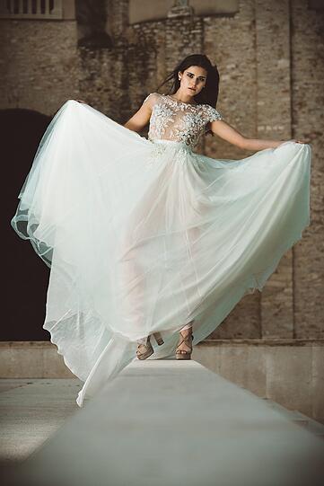 Lisa-Marlen in einem Kleid von "White Silhouette".
