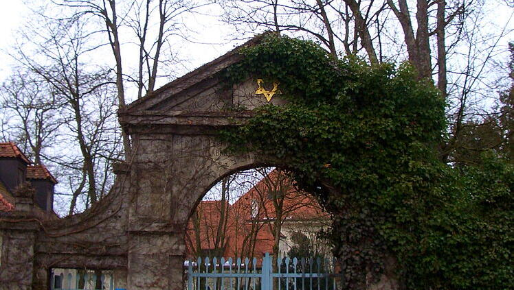 Der Neue Israelitische Friedhof in Freimann. Der Neue Israelitische Friedhof in Freimann.