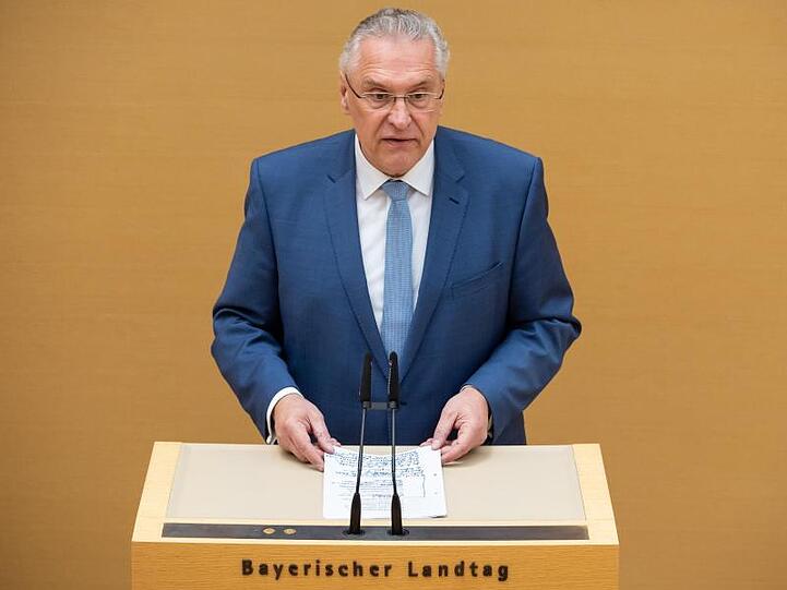 Joachim Herrmann (CSU), Innenminister von Bayern, spricht im Landtag. Foto: Sven Hoppe/dpa