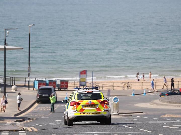 Die Polizei zeigt an einem Stand in Bournemouth Präsenz.