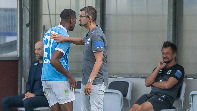 Trainer Michael Köllner (rechts) hält große Stücke auf Löwen-Youngster Djayo. Trainer Michael Köllner (rechts) hält große Stücke auf Löwen-Youngster Djayo.