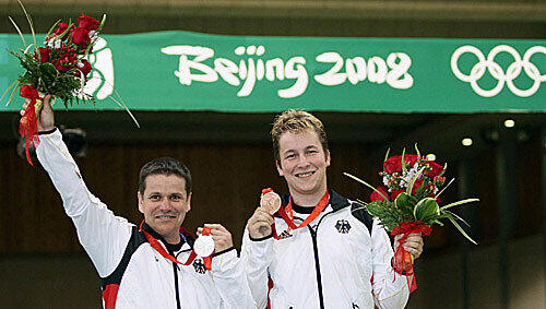 Triumph am Schießstand: Ralf Schumann gewinnt die Silbermedaille und Christian Reitz die Bronzemedaille. Triumph am Schießstand: Ralf Schumann gewinnt die Silbermedaille und Christian Reitz die Bronzemedaille.
