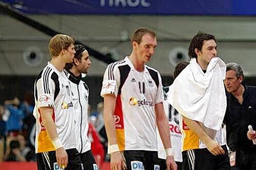Frust nach der Niederlage: Deutschlands Nationalspieler (v. l.) Holger Glandorf, Michael Müller, Manuel Späth und Silvio Heinevetter in Innsbruck.