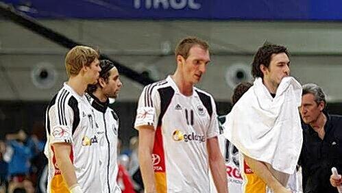 Frust nach der Niederlage: Deutschlands Nationalspieler (v. l.) Holger Glandorf, Michael Müller, Manuel Späth und Silvio Heinevetter in Innsbruck. Frust nach der Niederlage: Deutschlands Nationalspieler (v. l.) Holger Glandorf, Michael Müller, Manuel Späth und Silvio Heinevetter in Innsbruck.