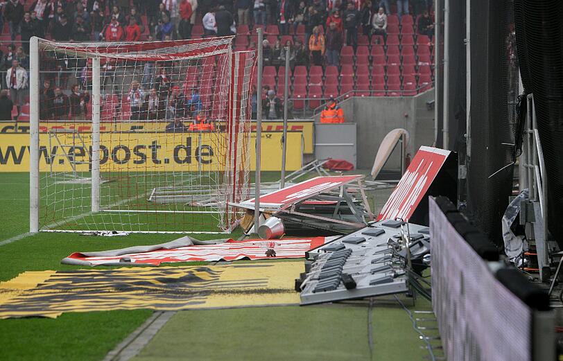 Plakate und Banner liegen am Boden. Ein Sinnbild für diesen Nachmittag. Der 1. FC Köln ist in die 2. Liga abgestiegen.