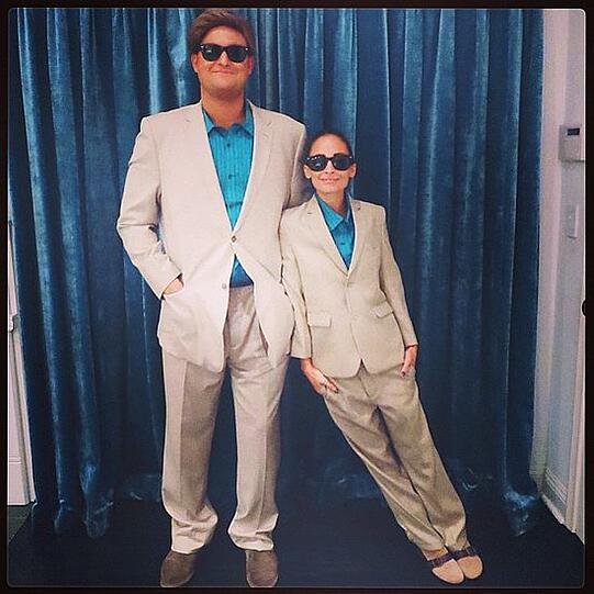 Was für ein Outfit! Nicole Richie mit Begleitung als Arnold Schwarzenegger und Danny Devito.