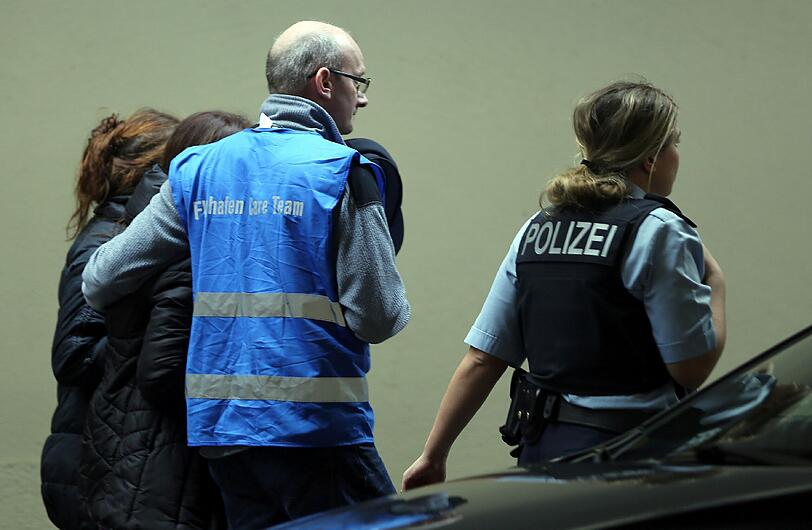 Die ersten Angehörigen werden von Kriseninterventionsteams in Empfang genommen. Sie werden in einen abgeriegelten Bereich gebracht und dort betreut.