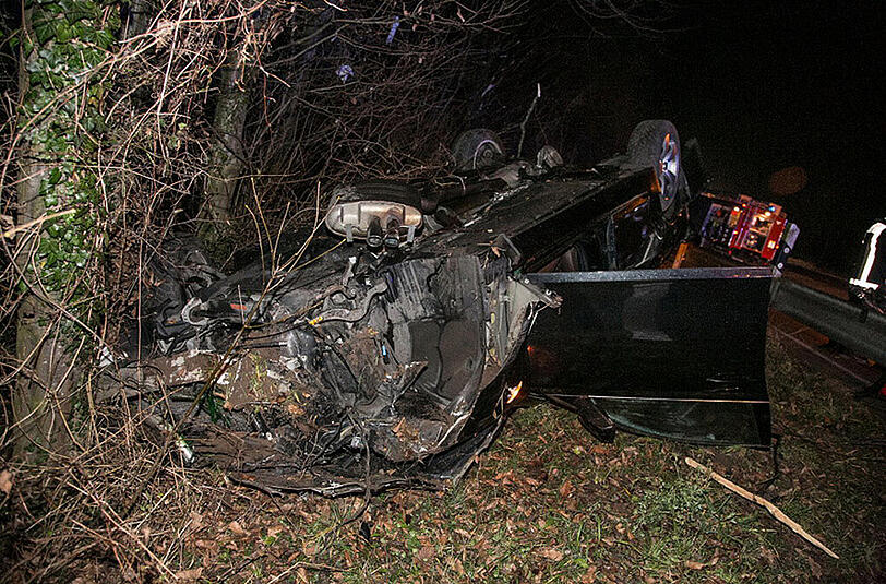 Bilder vom Unfallort in Trostberg: Der alkoholisierte Fahrer (23 J.) wurde schwer verletzt.