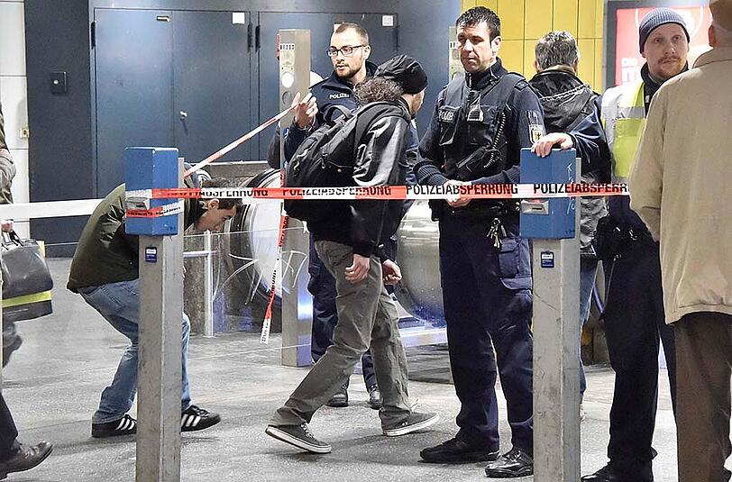 Bilder vom S-Bahnhof am Rosenheimer Platz. Hier kam es am Montagmorgen zu einem technischen Defekt an der Oberleitung. Die Folge war eine Sperrung der Stammstrecke. Der Bahnhof wurde von der Polizei abgesperrt. Nach einiger Zeit durften Fahrgäste, die stadtauswärts fahren wollten, die Absperrung passieren.