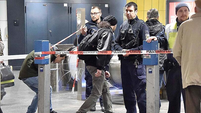 Bilder vom S-Bahnhof am Rosenheimer Platz. Hier kam es am Montagmorgen zu einem technischen Defekt an der Oberleitung. Die Folge war eine Sperrung der Stammstrecke. Der Bahnhof wurde von der Polizei abgesperrt. Nach einiger Zeit durften Fahrgäste, die stadtauswärts fahren wollten, die Absperrung passieren.