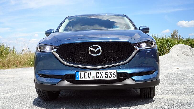 Der Kühlergrill wurde markanter, trotzdem ist der CX-5 sofort als Mazda erkennbar.