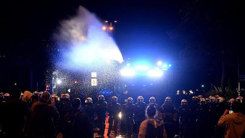 Polizeibeamte und ein Wasserwerfer rücken in Hamburg am Neuen Pferdemarkt im Stadtteil St. Pauli auf der Straße vor. Hunderte Menschen hielten sich auf der Straße auf und behinderten den Verkehr, ehe die Polizei begann, den Neuen Pferdemarkt zu räumen Polizeibeamte und ein Wasserwerfer rücken in Hamburg am Neuen Pferdemarkt im Stadtteil St. Pauli auf der Straße vor. Hunderte Menschen hielten sich auf der Straße auf und behinderten den Verkehr, ehe die Polizei begann, den Neuen Pferdemarkt zu räumen