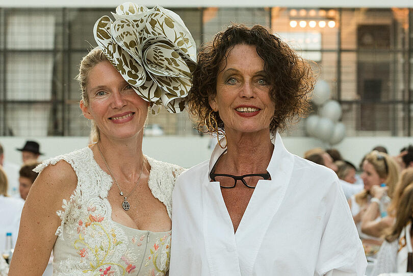 Künstlerin Karin Müller-Wohlfahrt, Designerin Ines Valentinitsch (l.).
