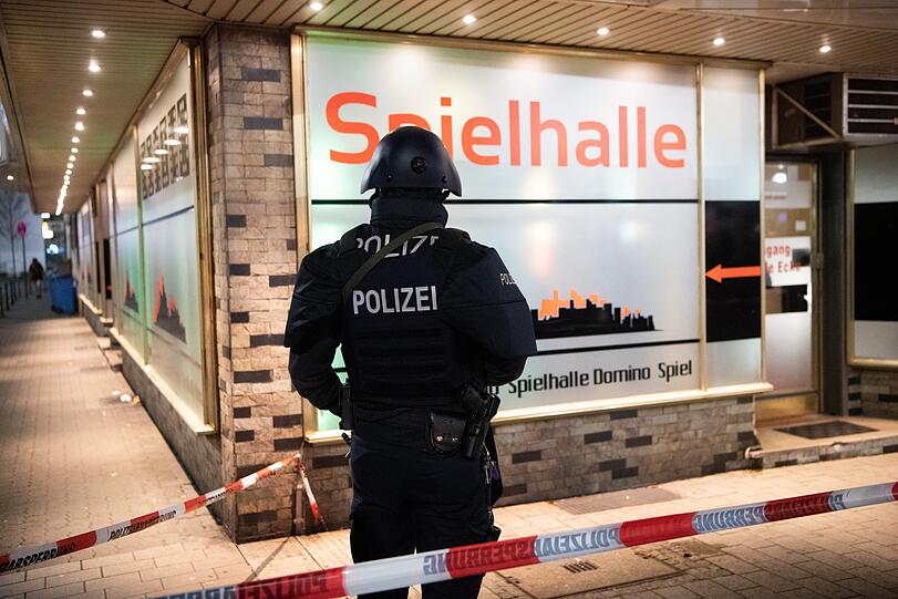 Ein Polizist sichert einen Bereich in unmittelbarer Nähe des Tatorts am Heumarkt.