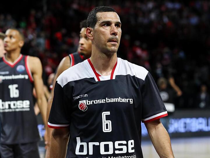 Nikos Zisis von Brose Bamberg reagiert nach der Niederlage. Foto: David Pintens/BERLGA/Archivbild
