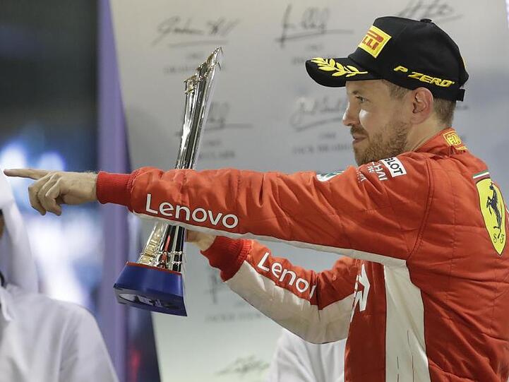 Sebastian Vettel feiert nach dem letzten Saisonrennen seinen zweiten Platz: Nach der WM ist vor der WM.