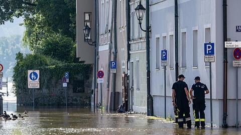 Feuerwehrmänner im Hochwasser der Donau.