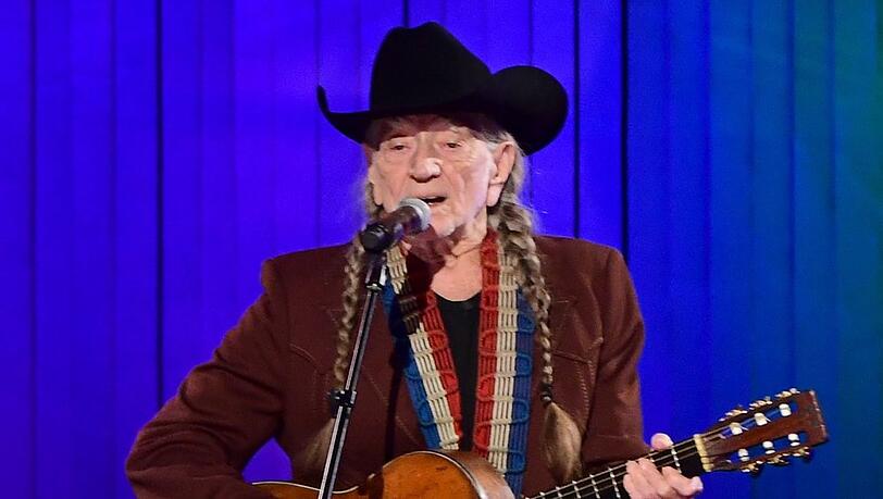 Willie Nelson, hier während eines Auftritts im Jahr 2019, trauert um seine Schwester.