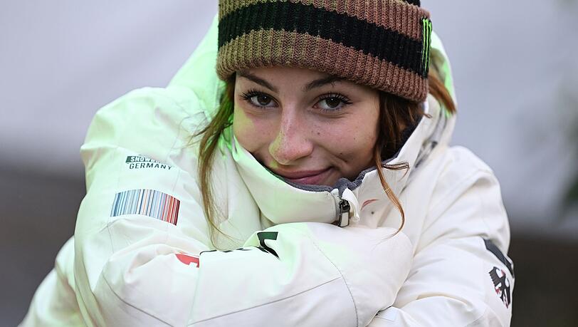 Die deutsche Snowboarderin Annika Morgan blickt in die Kamera.