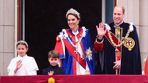Prinzessin Charlotte, Prinz Louis, Prinzessin Kate und Prinz William (v.l.) auf dem Balkon des Buckingham-Palastes.