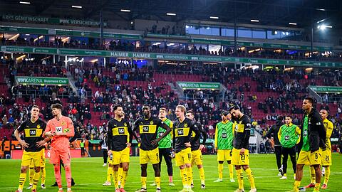 Pfiffe nach der Niederlage: Die BVB-Profis vor ihren mitgereisten Fans.