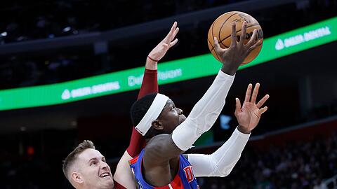 Dennis Schröder (r) von den Detroit Pistons erzielte im Spiel gegen die Cleveland Cavaliers 17 Punkte.