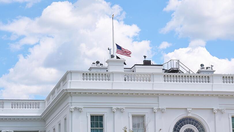 Die Flagge am Weißen Haus ist auf halbmast gesenkt.