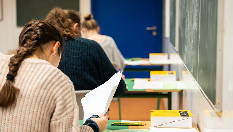 Prüfungen sind stressig, aber aus den Schulen kaum wegzudenken. Was tun? (Symbolbild)