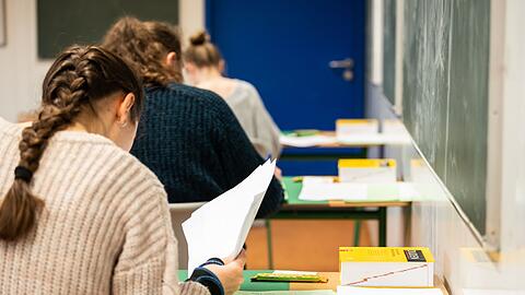 Prüfungen sind stressig, aber aus den Schulen kaum wegzudenken. Was tun? (Symbolbild)