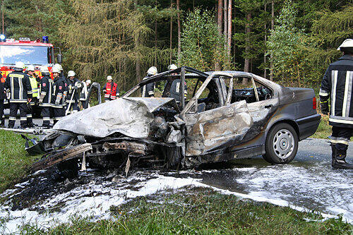 Völlig ausgebrannt: Der 3er BMW von Siegfried R. hatte nach dem Unfall Feuer gefangen. Da seine Beine eingeklemmt waren, verbrannte er im Wagen. Zwei Ersthelferinnen brachen mit einem Schock zusammen.