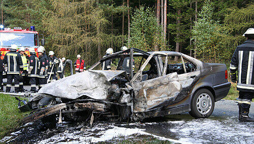 Völlig ausgebrannt: Der 3er BMW von Siegfried R. hatte nach dem Unfall Feuer gefangen. Da seine Beine eingeklemmt waren, verbrannte er im Wagen. Zwei Ersthelferinnen brachen mit einem Schock zusammen. Völlig ausgebrannt: Der 3er BMW von Siegfried R. hatte nach dem Unfall Feuer gefangen. Da seine Beine eingeklemmt waren, verbrannte er im Wagen. Zwei Ersthelferinnen brachen mit einem Schock zusammen.