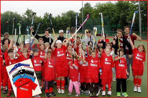Fielmann und die AZ als Partner, das gibt es nicht zum ersten Mal. Hier jubeln die Teilnehmer des Hockey-Camps von Fielmann und AZ. Im Mai durften die Kinder mit den Cracks vom Münchner SC trainieren.